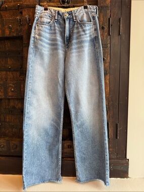 Rag & Bone Logan Wide-Leg Jean
Mid-Rise in Featherweight Denim